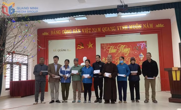 Chùa Tiêu Dao (phường Hà Khẩu, TP Hạ Long) tổ chức tặng quà Tết cho hộ có hoàn cảnh khó khăn tại xã Quảng La.