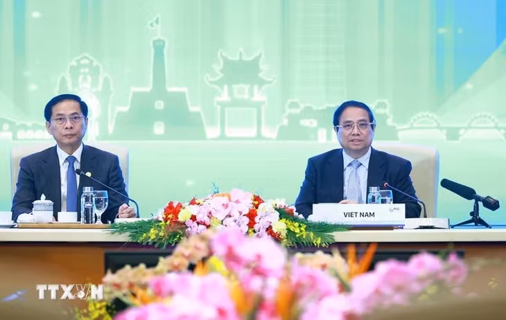 Thủ tướng Phạm Minh Chính chủ trì Phiên thảo luận cấp cao "Chuyển đổi xanh bền vững, lấy con người làm trung tâm". (Ảnh: Dương Giang/TTXVN)
