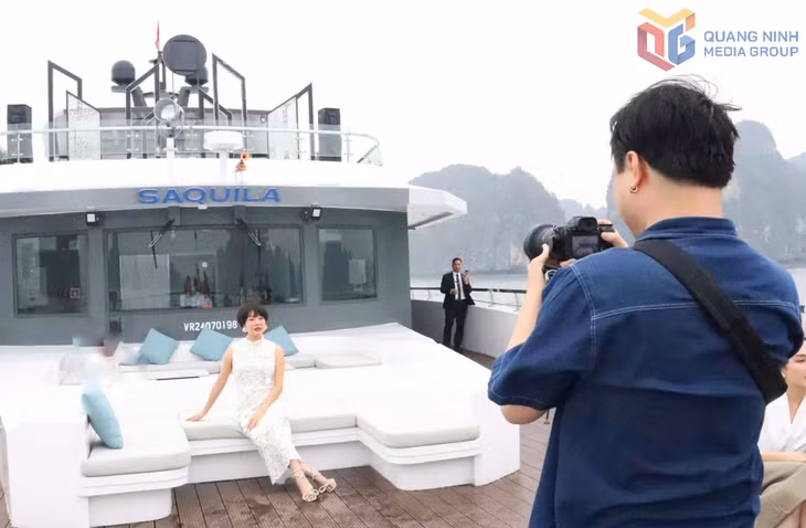 Diễn viên Hoàng Kim Ngọc ghi hình trên Vịnh Hạ Long. 