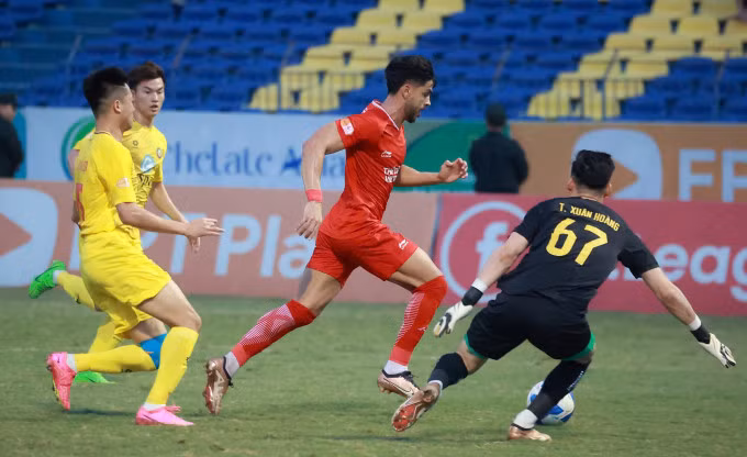 Pedro Henrique (áo đỏ) mở tỷ số cho Thể Công trong trận thua Thanh Hóa 0-3 ở vòng 19 V-League 2024-2025, trên sân Thanh Hóa ngày 19/4/2025. Ảnh: VPF