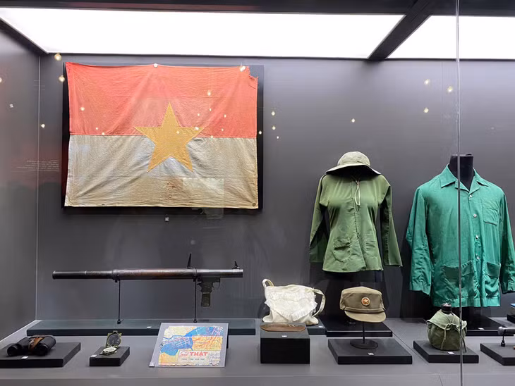 Cờ “Mặt trận Dân tộc Giải phóng miền Nam Việt Nam” được Trung đoàn 1, Sư đoàn 10, Quân đoàn 3 treo tại Bộ Tổng Tham mưu ngụy trong ngày 30/4/1975. Ảnh: Ngọc Lương