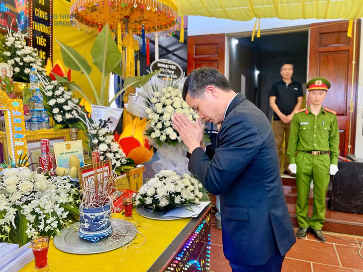 Chủ tịch UBND tỉnh Phạm Đức Ấn thắp hương viếng Liệt sĩ Nguyễn Đăng Khải.
