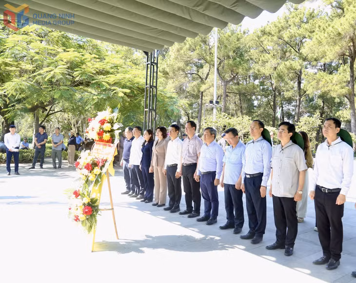 Đoàn đại biểu tỉnh Quảng Ninh dâng hoa tri ân các anh hùng liệt sĩ tại Nghĩa trang liệt sĩ quốc gia Trường Sơn.