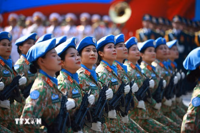 Khối nữ Gìn giữ hòa bình diễu qua Lễ đài. (Ảnh: TTXVN)