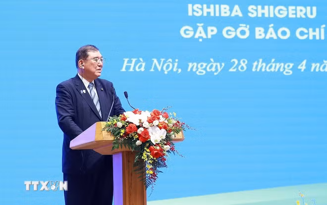 Thủ tướng Nhật Bản Ishiba Shigeru phát biểu trước báo chí hai nước. (Ảnh: Dương Giang/TTXVN)