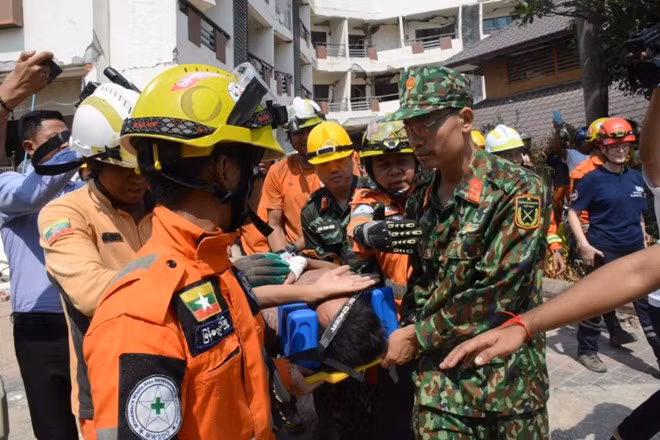 Đoàn cứu hộ của Việt Nam cùng phối hợp cứu sống được 1 người bị mắc kẹt trong đống đổ nát do động đất. Ảnh: Bộ Quốc phòng