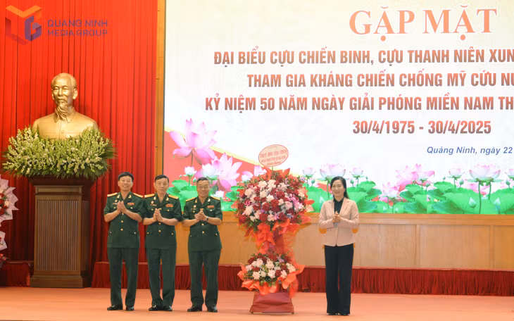 Thay mặt Tỉnh uỷ, HĐND, UBND tỉnh, Uỷ ban MTTQ tỉnh, đồng chí Nguyễn Thị Hạnh, Phó Chủ tịch UBND tỉnh tặng hoa chúc mừng.&nbsp;