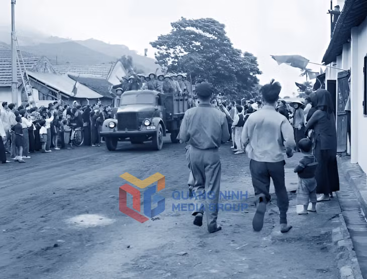 Bộ đội ta tiến vào tiếp quản Cẩm Phả bằng xe Molotova. Ảnh: Tư liệu