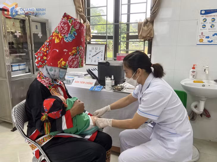Trạm Y tế thị trấn Bình Liêu thực hiện tiêm chủng cho trẻ em trên địa bàn.