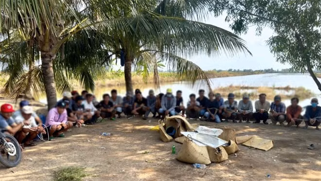 Ổ bạc thu hút đông người đến chơi với hình thức đá gà ăn tiền. Ảnh: Văn Vũ