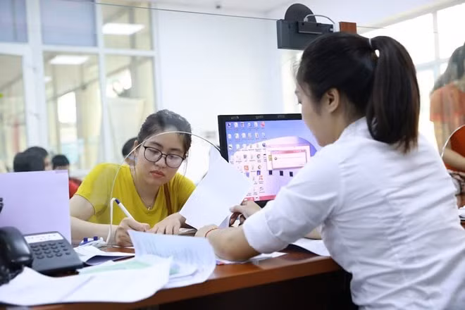 Chính phủ kiến nghị về việc tính toán khả năng tăng lương công chức, lương hưu, trợ cấp trong năm 2026. Ảnh minh họa: Nguyễn Hải.