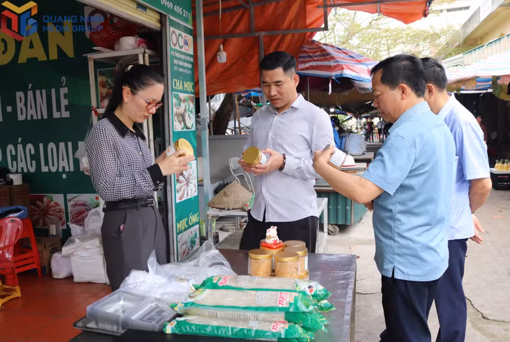 Đoàn kiểm tra liên ngành ATTP huyện kiểm tra tại các cơ sở sản xuất, kinh doanh trên địa bàn.