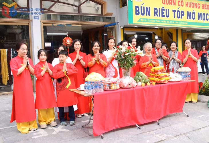 Nhân dân địa phương thành tâm làm lễ tại gia đình, khu phố tưởng nhớ công đức, cuộc đời và sự nghiệp của Đức Ông Trần Quốc Nghiễn.