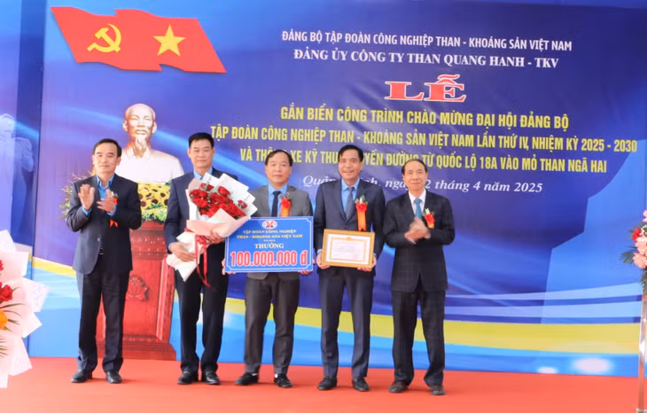 Nhân dịp này, Đảng ủy và Tổng giám đốc Tập đoàn TKV đã khen thưởng cho tập thể đạt thành tích xuất sắc trong thi công lò chợ số 1 tầng -175/-300, thuộc Dự án khai thác xuống sâu dưới mức -50 mỏ than Ngã Hai.