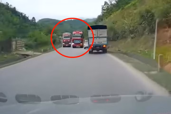 Xe đầu kéo lấn làn, vượt ẩu, bất chấp chiều đối diện đang có 2 xe đi tới.