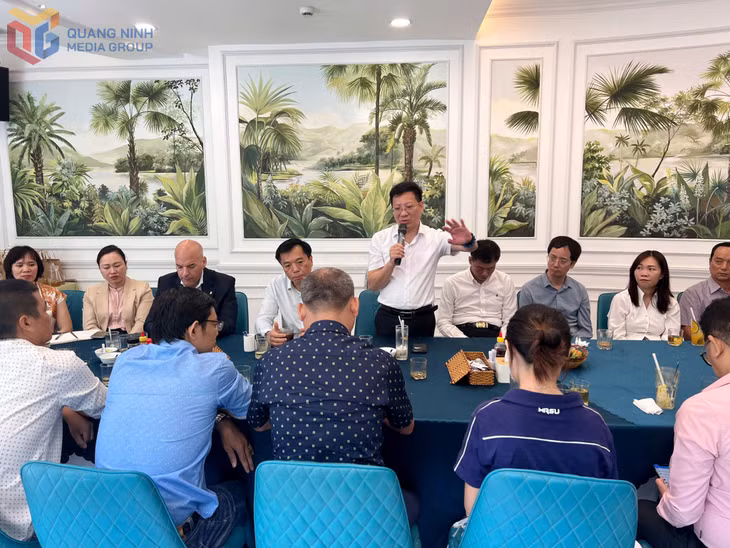 Lãnh đạo Sở Văn hóa thể thao và Du lịch thông tin với các đơn vị lữ hành về các sản phẩm du lịch, điểm đến tỉnh Quảng Ninh mới đưa vào khai thác