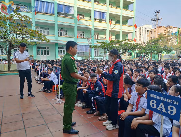 Công an TP Hạ Long phối hợp cùng Đoàn thanh niên Trường THCS Trần Quốc Toản (TP Hạ Long) tuyên truyền, phổ biến kiến thức về công tác đảm bảo trật tự an toàn giao thông cho học sinh.