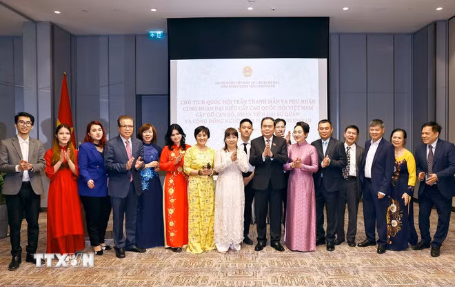 Chủ tịch Quốc hội Trần Thanh Mẫn và Phu nhân với đại diện cộng đồng người Việt Nam tại Uzbekistan. (Ảnh: Doãn Tấn/TTXVN)