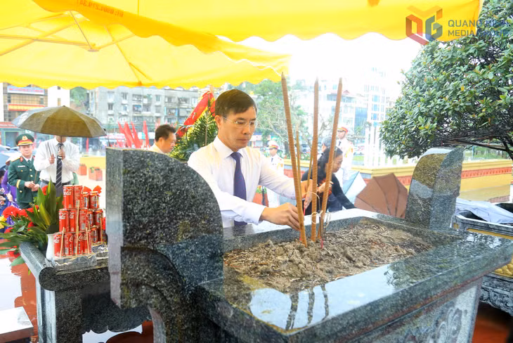 Đồng chí Phạm Đức Ấn, Phó Bí thư Tỉnh ủy, Chủ tịch UBND tỉnh, dâng hương tưởng niệm các anh hùng liệt sĩ.