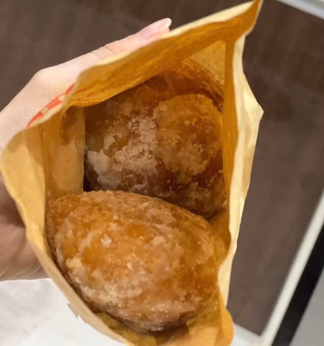 Các loại bánh ngọt thường chứa nhiều đường, không phù hợp với người muốn giảm cân. Ảnh: Quang Minh.