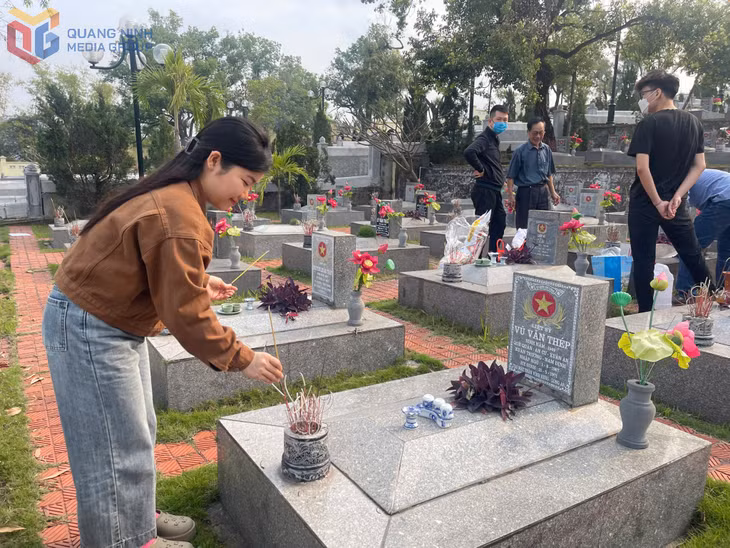 Trong tiết thanh minh tháng 3, người dân thắp hương tưởng nhớ các Anh hùng liệt sĩ tại Nghĩa trang liệt sĩ Hà Tu (TP Hạ Long).