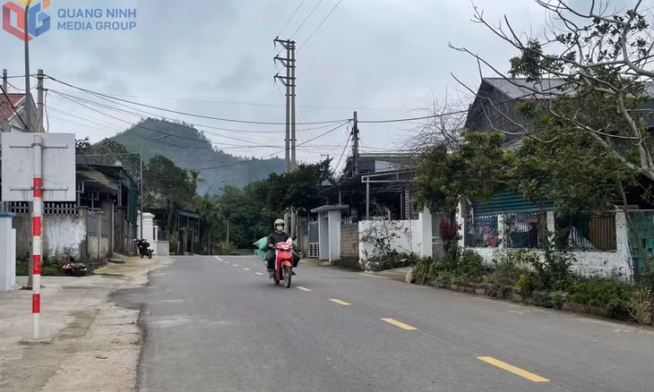 Tuyến đường tỉnh 31 cũ nối xã Đoàn Kết với xã Vạn Yên (huyện Vân Đồn) đoạn qua thôn Khe Ngái được đầu tư xây dựng mới tạo thuận lợi cho người dân trong việc đi lại.