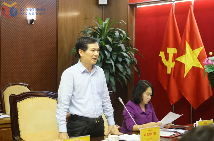 Đồng chí Vũ Quyết Tiến, Phó Bí thư Tỉnh ủy, phát biểu tại phiên họp.
