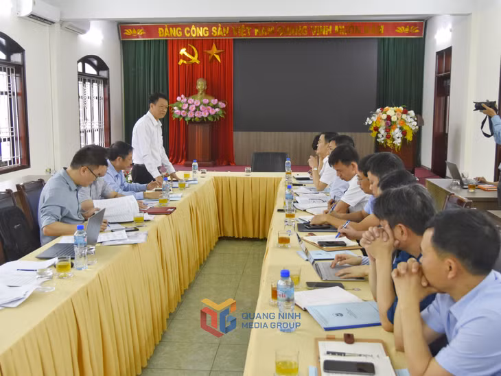 Đoàn liên ngành làm việc với Công ty Công nghiệp hoá chất mỏ Cẩm Phả.