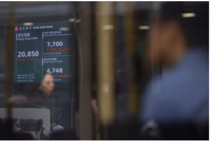 Màn hình hiển thị chỉ số chứng khoán Hang Seng được nhìn thấy tại quận Trung tâm, Hồng Kông, Trung Quốc, ngày 7/4. (Ảnh: Reuters)