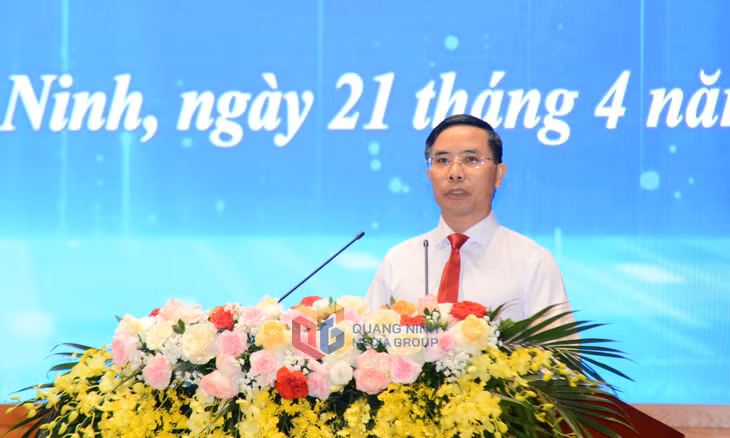 Đồng chí Phạm Đức Ấn, Phó Bí thư Tỉnh ủy, Chủ tịch UBND tỉnh, phát biểu tại hội nghị.