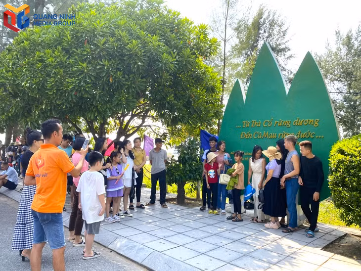 Du khách tham quan Mũi Sa Vỹ, điểm đến du lịch hấp dẫn của TP Móng Cái. 