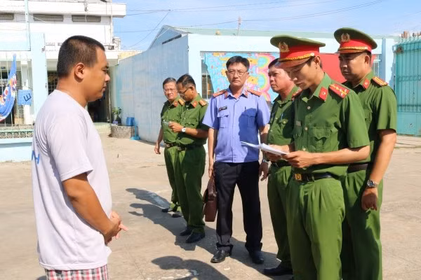 Công an tống đạt các quyết định đối với các đối tượng.