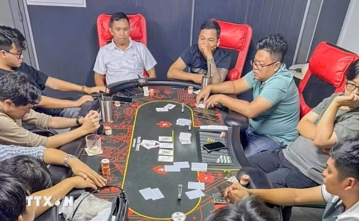Hiện trường sòng bạc Poker tại tiệm bida khi bị lực lượng chức năng bắt quả tang. (Ảnh: TTXVN phát)