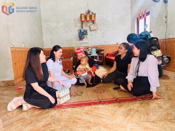 Hội LHPN huyện Tiên Yên phối hợp với nhân viên Y tế xã Điền Xá tuyên truyền về dinh dưỡng cho các gia đình hội viên.