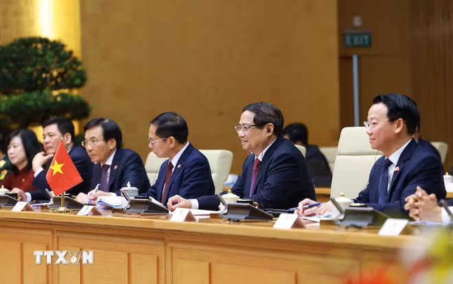 Thủ tướng Phạm Minh Chính và đoàn Việt Nam tại cuộc hội đàm với Thủ tướng Nhật Bản Ishiba Shigeru. (Ảnh: Dương Giang/TTXVN)