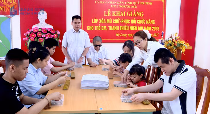 Ngay sau lễ khai giảng, các em được thầy giáo hướng dẫn cách nhận diện và sử dụng bảng chữ nổi.