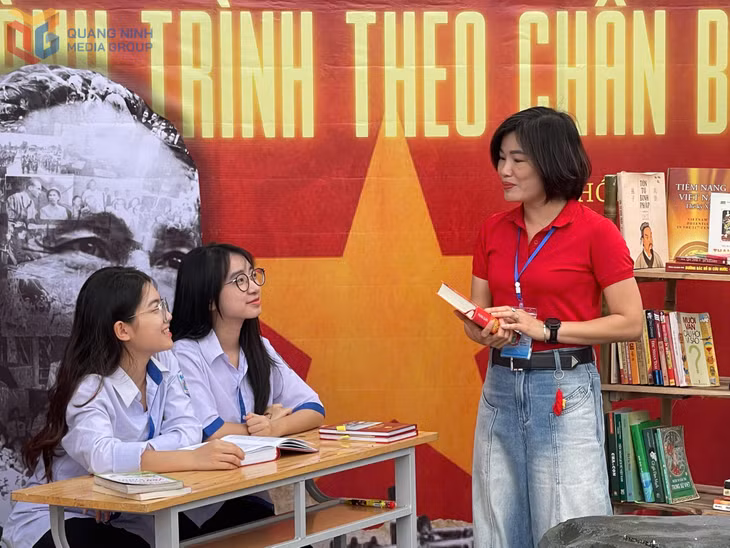 Ngày hội đọc sách đón nhận sự quan tâm từ thầy cô và học sinh Trường THPT Hòn Gai.