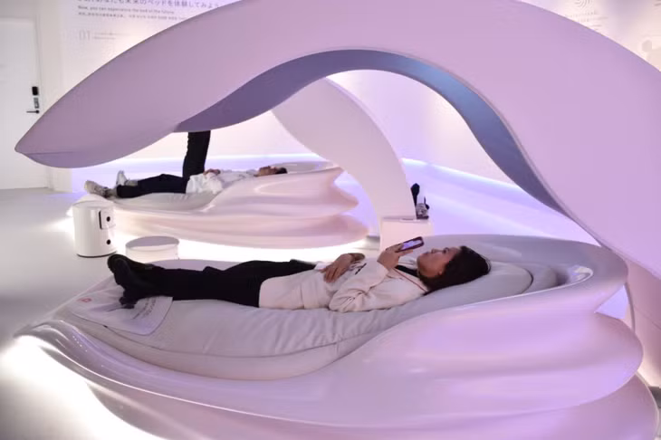 Du khách trải nghiệm trực tiếp cách công nghệ tiên tiến có thể tạo ra môi trường ngủ tối ưu. Ảnh: Nguyễn Tuyến/Pv TTXVN tại Nhật Bản