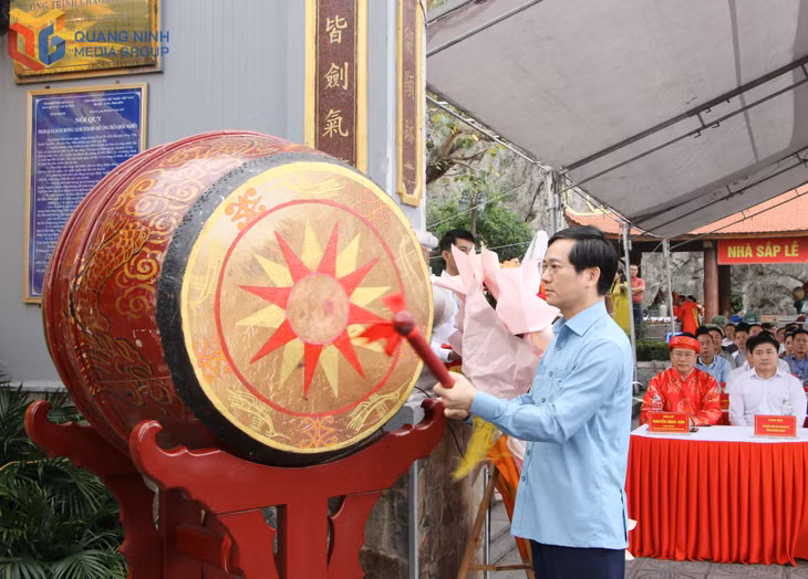 Đồng chí Vũ Quyết Tiến, Phó Bí thư Tỉnh gióng trống khai hội.