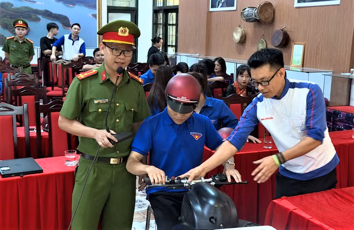 Công an huyện Hải Hà sử dụng thiết bị mô phỏng hướng dẫn thanh thiếu niên, học sinh đủ tuổi sử dụng xe máy, xe máy điện tham gia giao thông. Ảnh: Hồng Việt