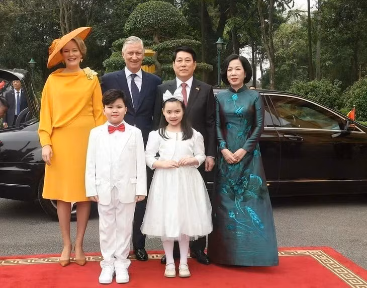Chủ tịch nước Lương Cường và Phu nhân đón Nhà Vua Vương quốc Bỉ Philippe và Hoàng hậu. (Ảnh: Lâm Khánh/TTXVN)
