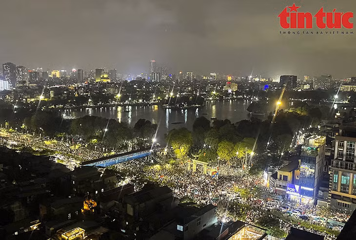 Người dân Thủ đô nô nức đổ về Công viên Thống Nhất thưởng thức màn bắn pháo hoa nghệ thuật.