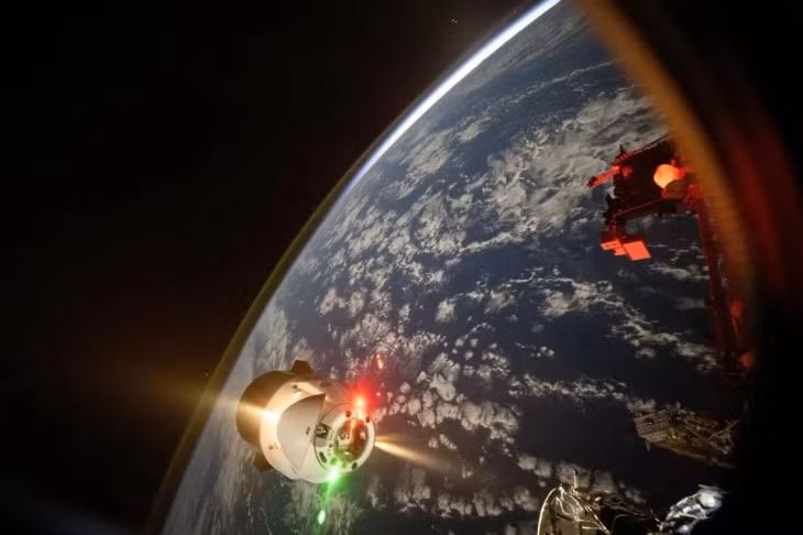 Một khung hình từ video tua nhanh thời gian do Don Pettit ghi lại cho thấy động cơ đẩy của tàu chở hàng SpaceX Dragon khai hỏa, ngay sau khi con tàu tách khỏi cổng phía trước của mô-đun Harmony trên Trạm Vũ trụ Quốc tế. Tại thời điểm đó, trạm vũ trụ đang bay ở độ cao 259 dặm (khoảng 417 km) phía trên Thái Bình Dương, về phía tây Hawaii. Ảnh: Don Pettit/NASA.