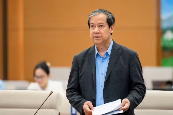 Bộ trưởng Giáo dục và Đào tạo Nguyễn Kim Sơn phát biểu sáng 17/4. Ảnh: Cổng TTĐT Quốc hội