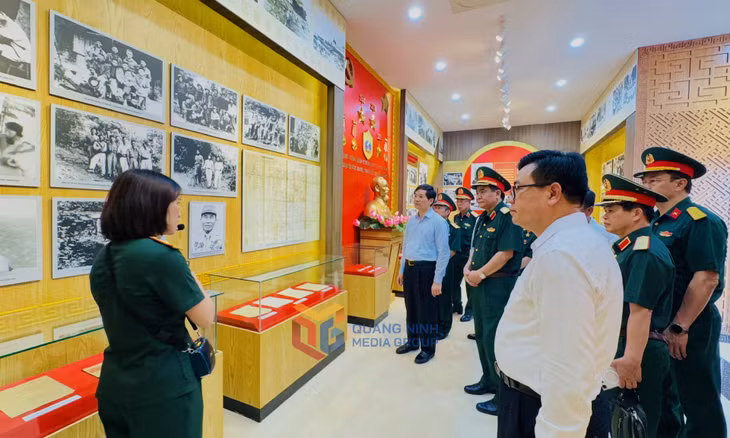 Các đại biểu được nghe giới thiệu về gian trưng bày về chiến công của ngành tình báo quốc phòng Việt Nam trong 2 cuộc đấu tranh giải phóng dân tộc.