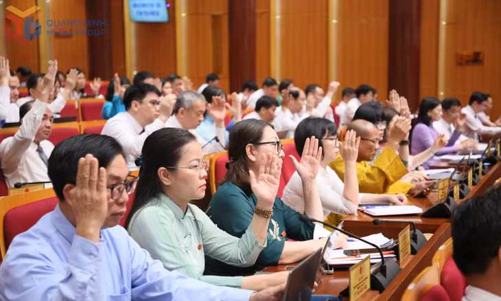 Các đại biểu biểu quyết thông qua các nghị quyết tại Kỳ họp.