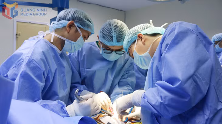 Các bác sỹ tại Bệnh viện Việt Nam – Thụy Điển Uông Bí thực hiện ghép thận.