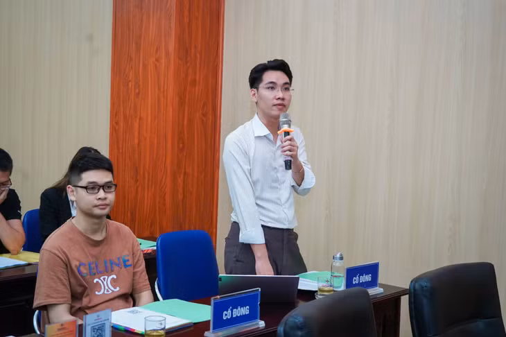 Các cổ đông thảo luận tại Đại hội.