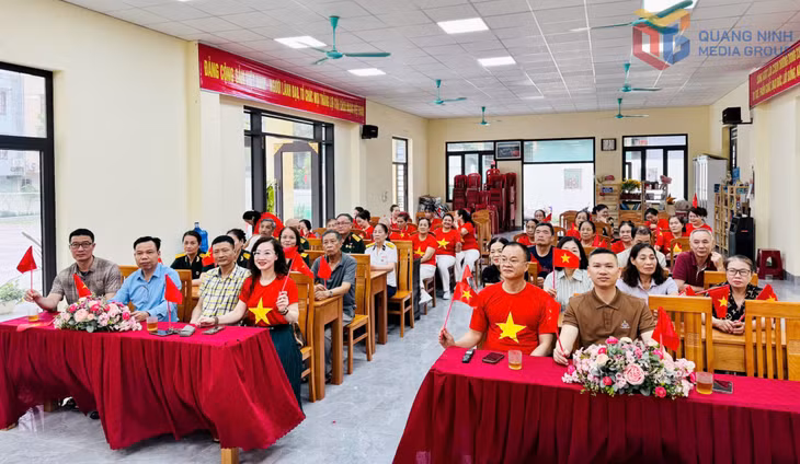 Xúc động, tự hào và niềm tin mạnh mẽ vào sự phát triển của đất nước là tâm trạng chung của người dân và cán bộ phường Trần Phú, TP Móng Cái theo dõi Lễ diễu binh, diễu hành kỷ niệm 50 năm Giải phóng miền Nam, thống nhất đất nước.