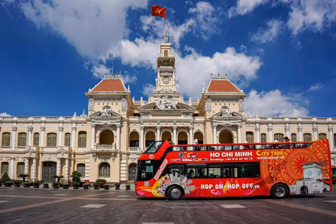 Khám phá Thành phố Hồ Chí Minh với xe buýt 2 tầng là trải nghiệm được nhiều du khách lựa chọn. (Ảnh: TTXVN)